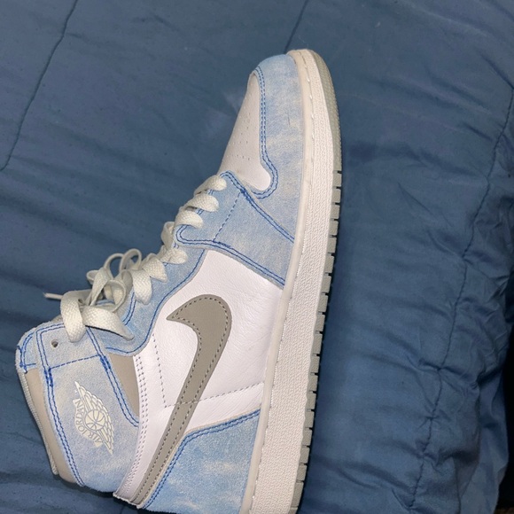 Jordan Retro 1 High OG Hyper Royal Smoke Grey
